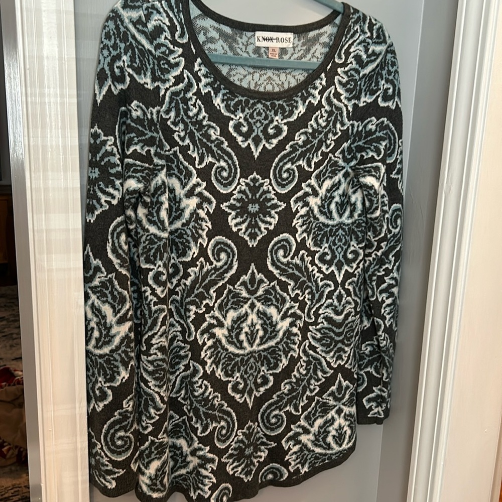 Knox Rose beautiful soft sweater in a beautiful gray design with a topaz blue.